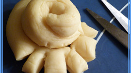 Kynuté chryzantémy z Chruščov těsta