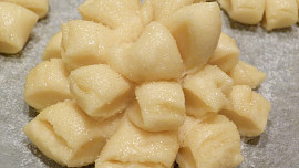 Kynuté chryzantémy z Chruščov těsta