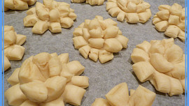 Kynuté chryzantémy z Chruščov těsta