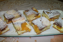 litý koláč s broskvemi