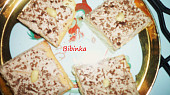 Mandlovo-bílkové hrnečkové řezy - naše oblíbené (nařežeme a dáme doprostřed půl mandle....)