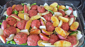Masové koule s paprikou a bramborovo-zeleninovou  přílohou z jednoho plechu