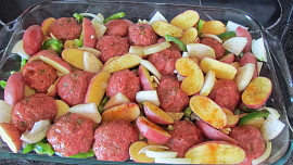Masové koule s paprikou a bramborovo-zeleninovou  přílohou z jednoho plechu