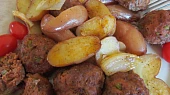Masové koule s paprikou a bramborovo-zeleninovou  přílohou z jednoho plechu