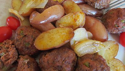 Masové koule s paprikou a bramborovo-zeleninovou  přílohou z jednoho plechu