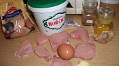 Netradiční kuřecí řízky nakládané v zázvoru podávané v obložené housce