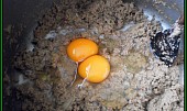 Pikantní pomazánka z kuřecích jater, po 5 min.restování přidáme vejce,koření a mícháme,až se vejce srazí
