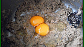 Pikantní pomazánka z kuřecích jater, po 5 min.restování přidáme vejce,koření a mícháme,až se vejce srazí