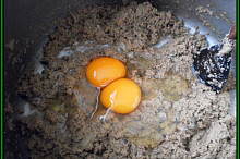 po 5 min.restování přidáme vejce,koření a mícháme,až se vejce srazí