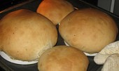 Polévka v chlebových talířcích se sýrovou krajkou a slaninkou