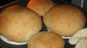 Polévka v chlebových talířcích se sýrovou krajkou a slaninkou