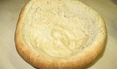 Polévka v chlebových talířcích se sýrovou krajkou a slaninkou (chlebový talíř)