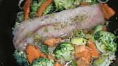 Rybí filé dušené na zelenině podávané s jáhlami na česneku