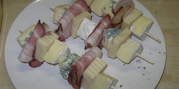Sýrový špíz se čtyřmi druhy sýrů