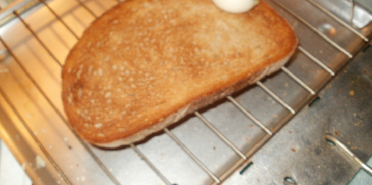Topinky s Nivou (chleba nasucho opečený potřít stroužkem česneku)