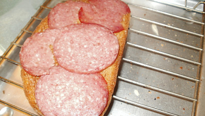Topinky s Nivou, ... poklást salámem, šunkou apod., lze i vynechat