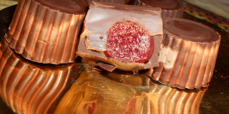 Višně v čokoládě aneb domácí bonboniéra II. (výsledek možná nevypadá, ale je moooc dobrýýý!!)