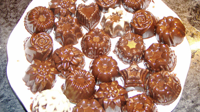 Višně v čokoládě aneb domácí bonboniéra II., plněné oříšky pro tchýni k narozeninám :-)