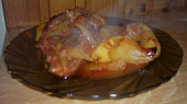 Voňavý pekáček se šťavnatou krkovičkou, doplněný bramborami, cibulí  a jablky