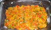 Zapečené filé s paprikou, podušená zelenina s cibulkou