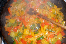 opečená a podušená paprika s cibulkou a se sladkou červenou paprikou