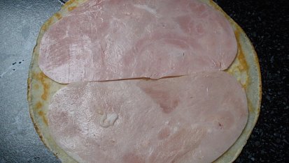 Zapečené palačinky se špenátem a zalité mlékem, na palačinku šunku