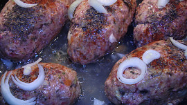 Barevna sekana z masa, hlivy ustricne a  ze zeleniny na polevku