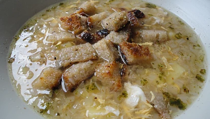 Česnečka s bramborami