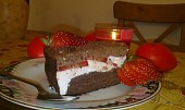 Čoko-malinový/jahodový dort (Po nakrojeni)