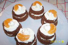 muffinky proříznuté a naplněné máslovým krémem nebo šlehačkou