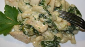Gnocchi s kuřecím masem, špenátem a sýrovo-smetanovou omáčkou