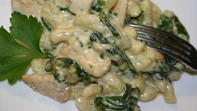 Gnocchi s kuřecím masem, špenátem a sýrovo-smetanovou omáčkou
