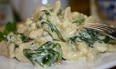 Gnocchi s kuřecím masem, špenátem a sýrovo-smetanovou omáčkou