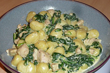 Gnocchi s kuřecím masem, špenátem a sýrovo smetanovou omáčkou