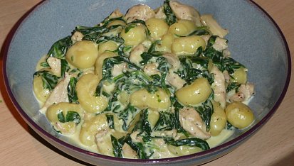 Gnocchi s kuřecím masem, špenátem a sýrovo-smetanovou omáčkou