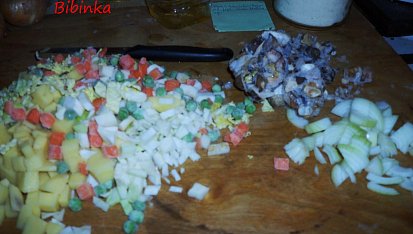 Hrstková houbová polévka s krupičkou, nakrájená zelenina...