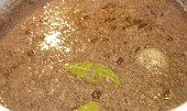 Jemná játrová paštiková  pochoutka (varime jatra s bobk.listem a korenim)
