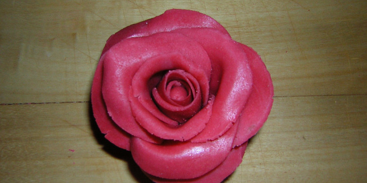 Růžička s domácího marcipánu