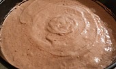 Kakaový olejový korpus na dort, ve formě, urovnáno, připraveno do trouby