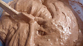Kakaový olejový korpus na dort, těsto je promíchané, lehké, stále našlehané
