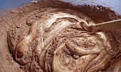 Kakaový olejový korpus na dort, obracíme a obracíme, dokud se mouka s kakaem nevmíchá
