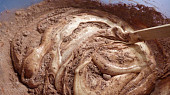 Kakaový olejový korpus na dort, obracíme a obracíme, dokud se mouka s kakaem nevmíchá