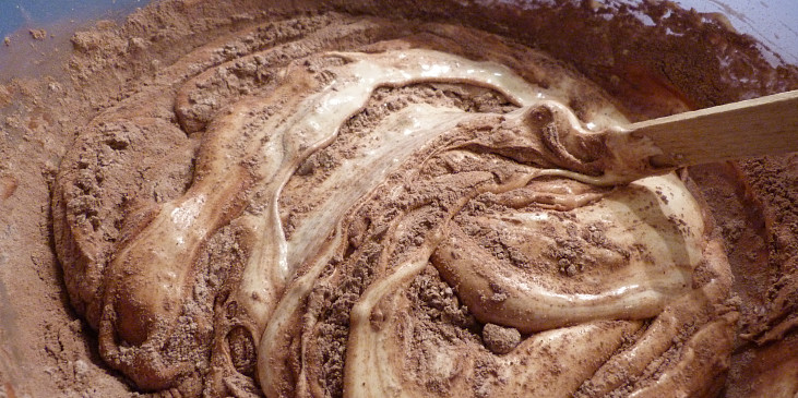 Kakaový olejový korpus na dort (obracíme a obracíme, dokud se mouka s kakaem…)
