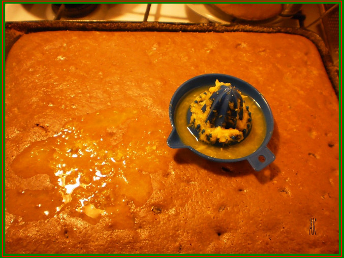 Kefírový koláč, upečený koláč politý pomerančovou šťávou