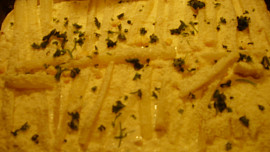 Koláč se sýry, zeleninou a uzeninou