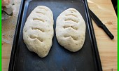 Křupavý chlebík z hladké mouky, po vykynutí nastříhnout nůžkama,potřít vodou se solí a dát na 25 minut upéct do trouby