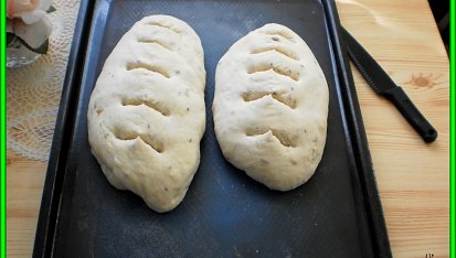 Křupavý chlebík z hladké mouky, po vykynutí nastříhnout nůžkama,potřít vodou se solí a dát na 25 minut upéct do trouby