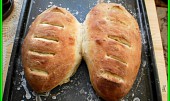 Křupavý chlebík z hladké mouky (po upečení chleba přendat na mřížku a nechat vychladnout)