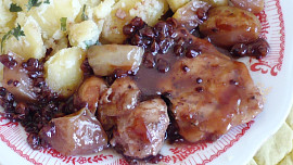 Kuře na víně s jablky a brusinkami