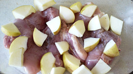 Kuře na víně s jablky a brusinkami